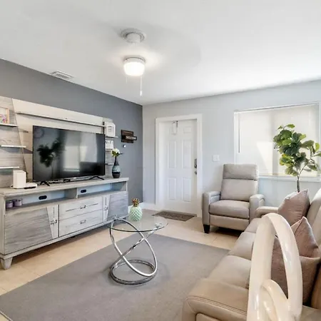 Roxanas 3Bed 2Bath Home With Modern Interior And Bbq Backyard